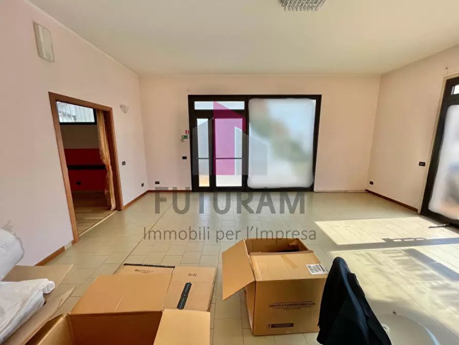 Immagine 19 di Negozio in vendita  a Torri Di Quartesolo