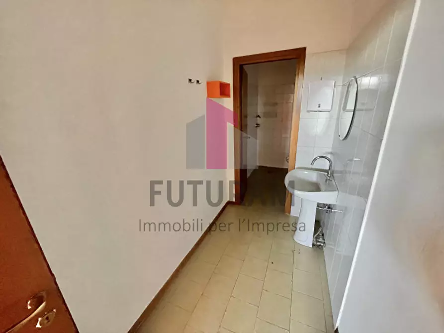 Immagine 22 di Negozio in vendita  a Torri Di Quartesolo