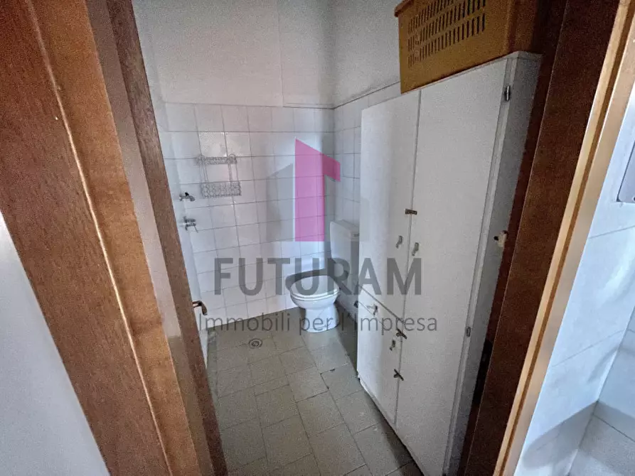 Immagine 23 di Negozio in vendita  a Torri Di Quartesolo