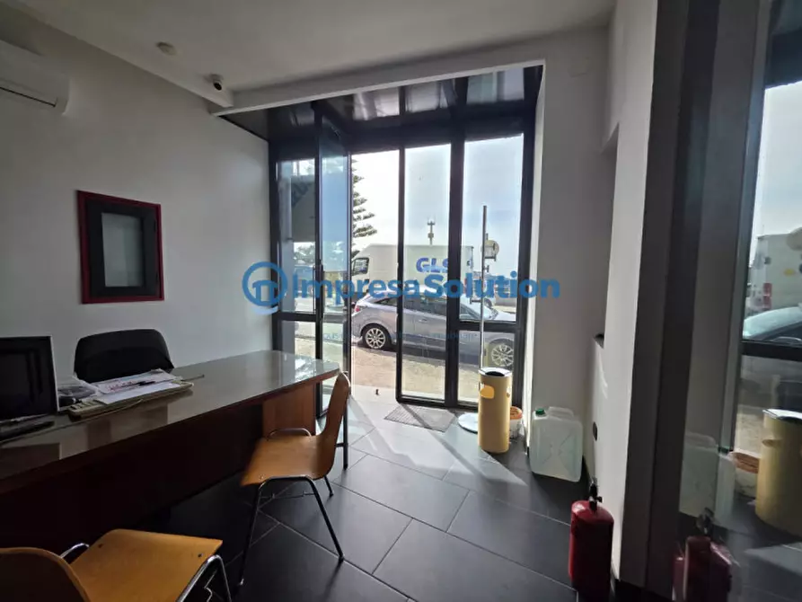 Immagine 4 di Negozio in vendita  in via michele da caravaggio a Napoli