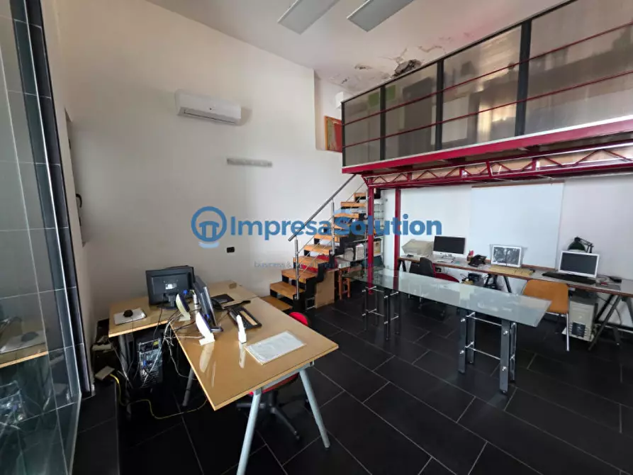 Immagine 10 di Negozio in vendita  in via michele da caravaggio a Napoli