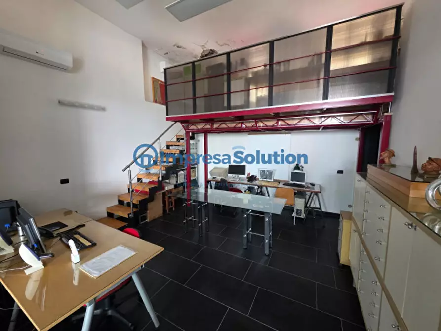 Immagine 12 di Negozio in vendita  in via michele da caravaggio a Napoli