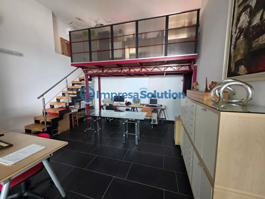 Immagine 13 di Negozio in vendita  in via michele da caravaggio a Napoli