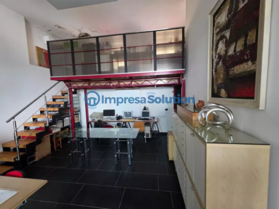 Immagine 15 di Negozio in vendita  in via michele da caravaggio a Napoli