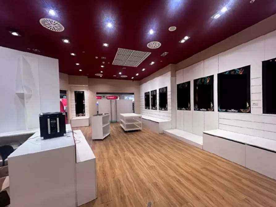 Immagine 2 di Negozio in vendita  in Via Enrico Berlinguer, 39, 26030 Centro Commerciale CR, Italia a Gadesco Pieve Delmona