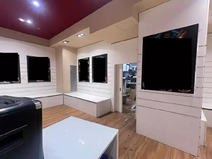 Immagine 3 di Negozio in vendita  in Via Enrico Berlinguer, 39, 26030 Centro Commerciale CR, Italia a Gadesco Pieve Delmona