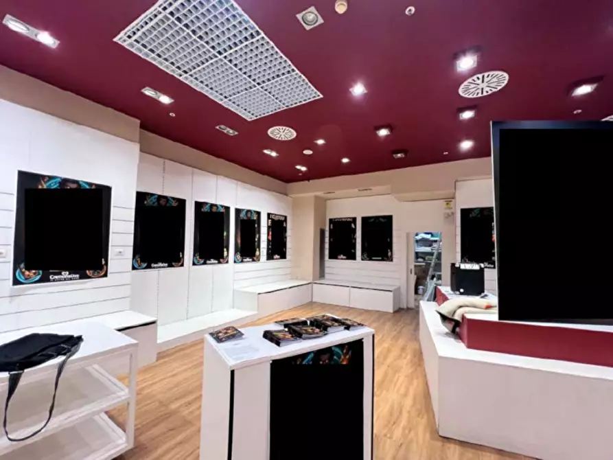 Immagine 4 di Negozio in vendita  in Via Enrico Berlinguer, 39, 26030 Centro Commerciale CR, Italia a Gadesco Pieve Delmona