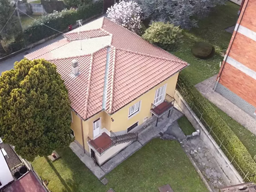 Immagine 1 di Villa in vendita  in Via Donatori di Sangue 14 a Carate Brianza