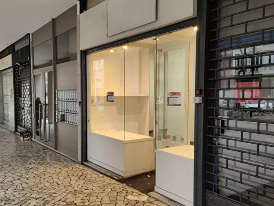 Immagine 1 di Negozio in affitto  in Via Giuseppe Dagnini 25 a Bologna