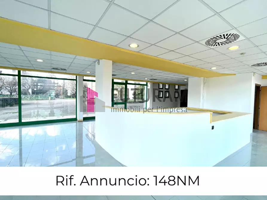 Immagine 1 di Negozio in vendita  in VIA LONGHIN 2 a Padova