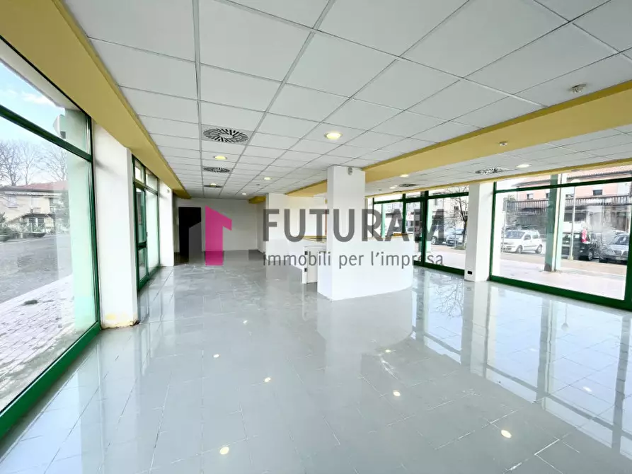 Immagine 2 di Negozio in vendita  in VIA LONGHIN 2 a Padova