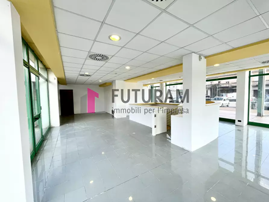 Immagine 3 di Negozio in vendita  in VIA LONGHIN 2 a Padova