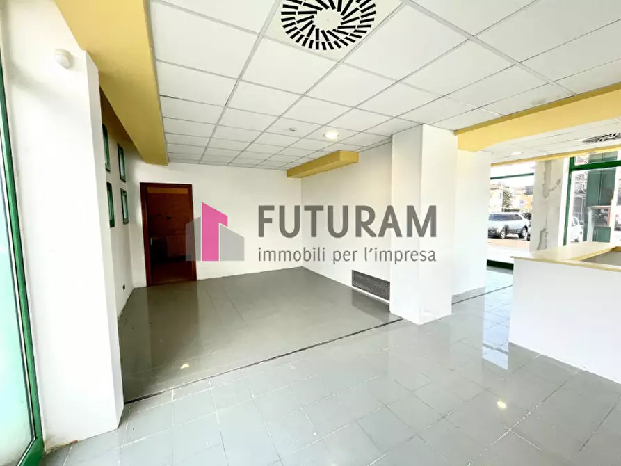 Immagine 4 di Negozio in vendita  in VIA LONGHIN 2 a Padova