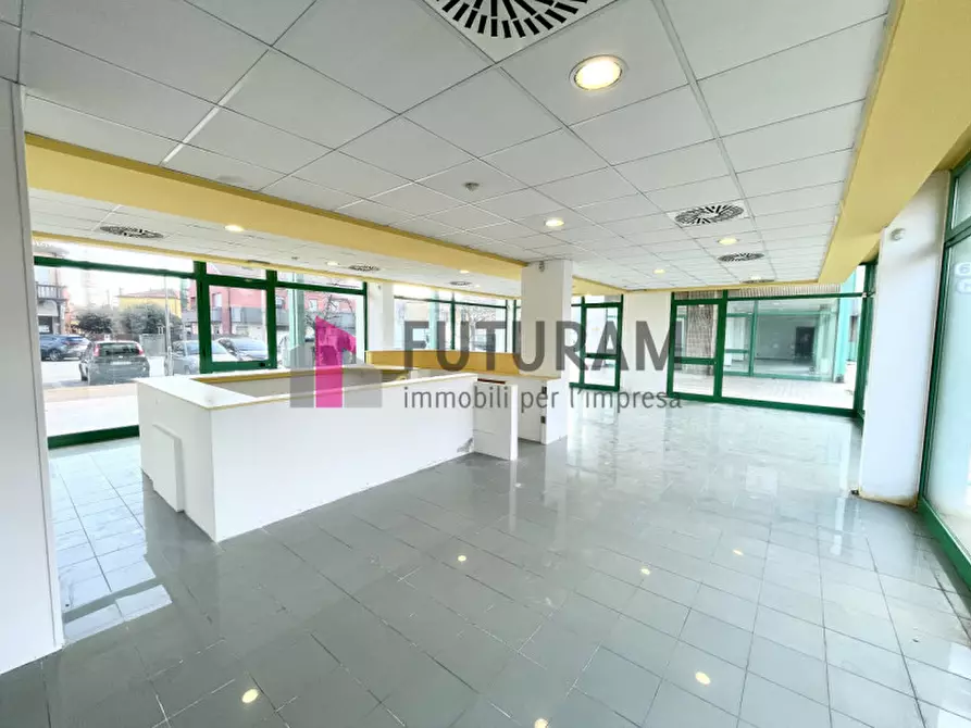 Immagine 11 di Negozio in vendita  in VIA LONGHIN 2 a Padova