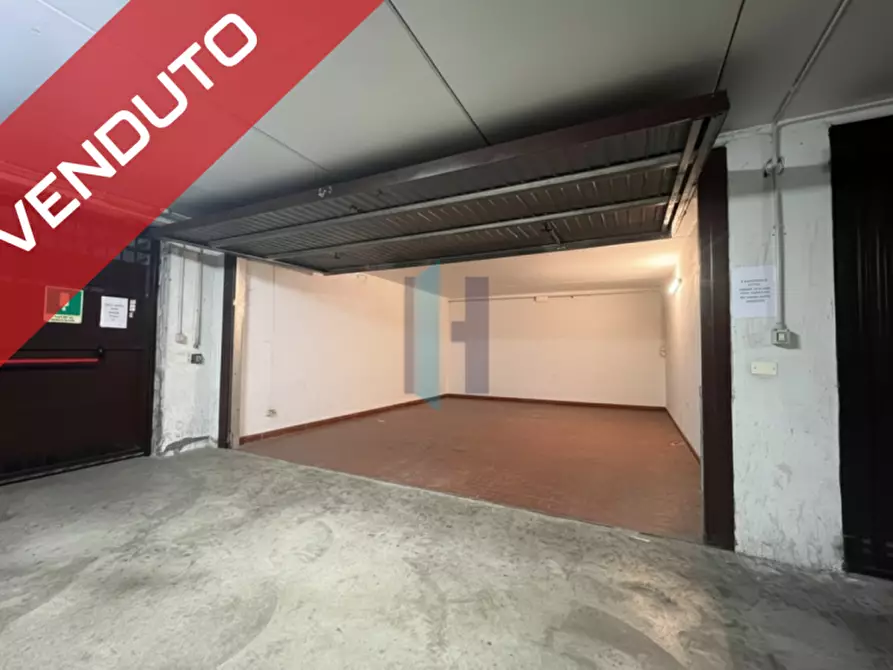 Immagine 1 di Garage in vendita  a Brescia