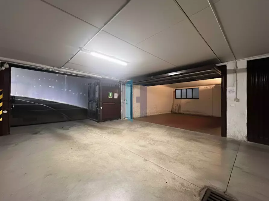 Immagine 2 di Garage in vendita  a Brescia