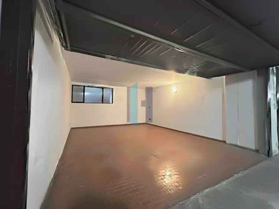 Immagine 2 di Garage in vendita  a Brescia