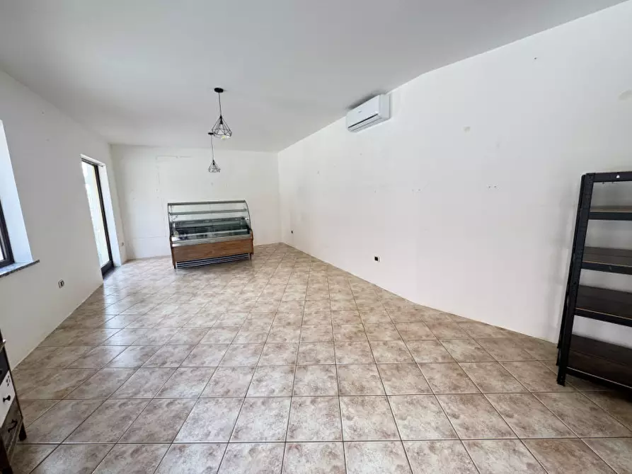 Immagine 3 di Negozio in affitto  in Corso Vittorio Emanuele 83/a a Pula