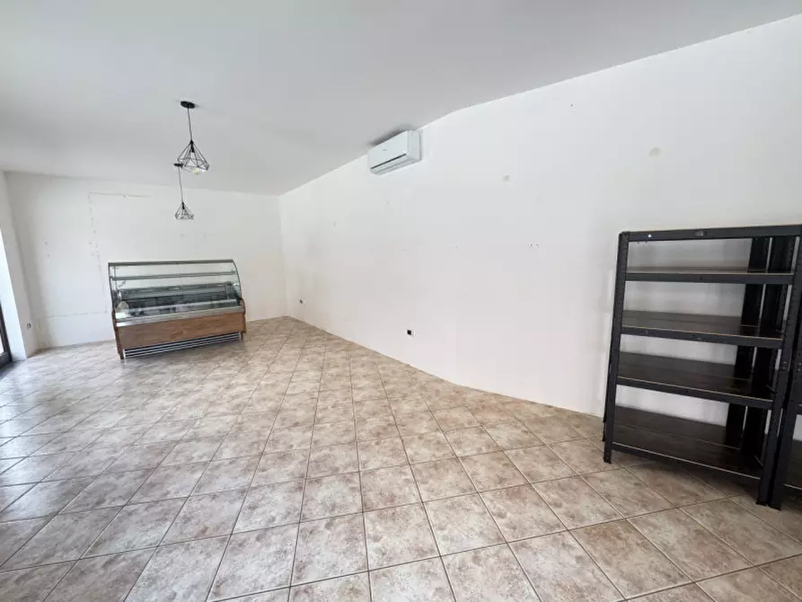 Immagine 4 di Negozio in affitto  in Corso Vittorio Emanuele 83/a a Pula