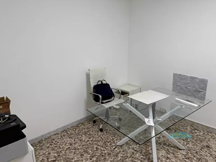Immagine 2 di Ufficio in vendita  in Via Firenze a Ceglie Messapico