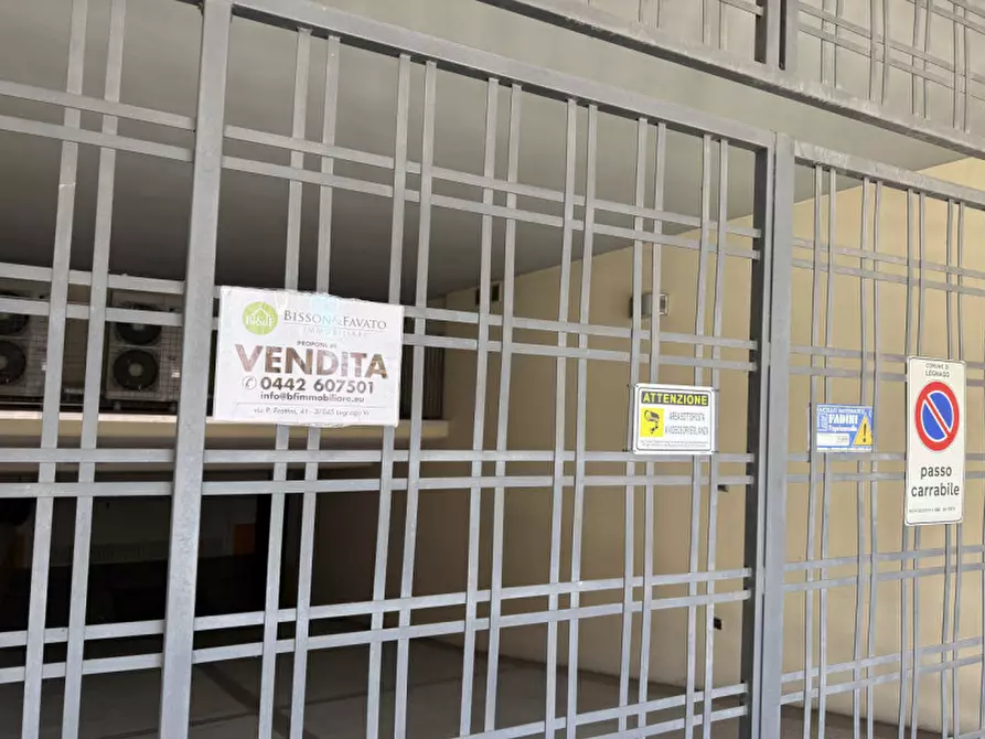 Immagine 2 di Garage in vendita  in Piazzetta Padre Pio a Legnago