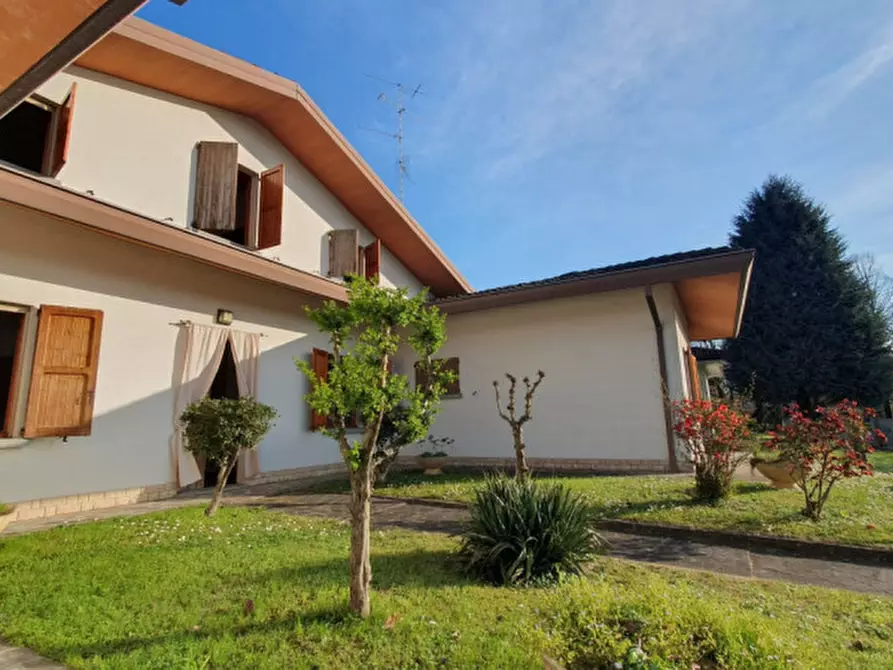 Immagine 1 di Villa in vendita  in VIA BARBIERI a Novi Di Modena