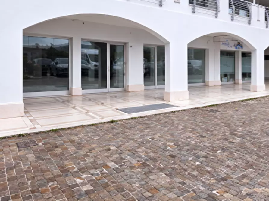 Immagine 1 di Negozio in vendita  in via Aldo Moro 369 a Olbia