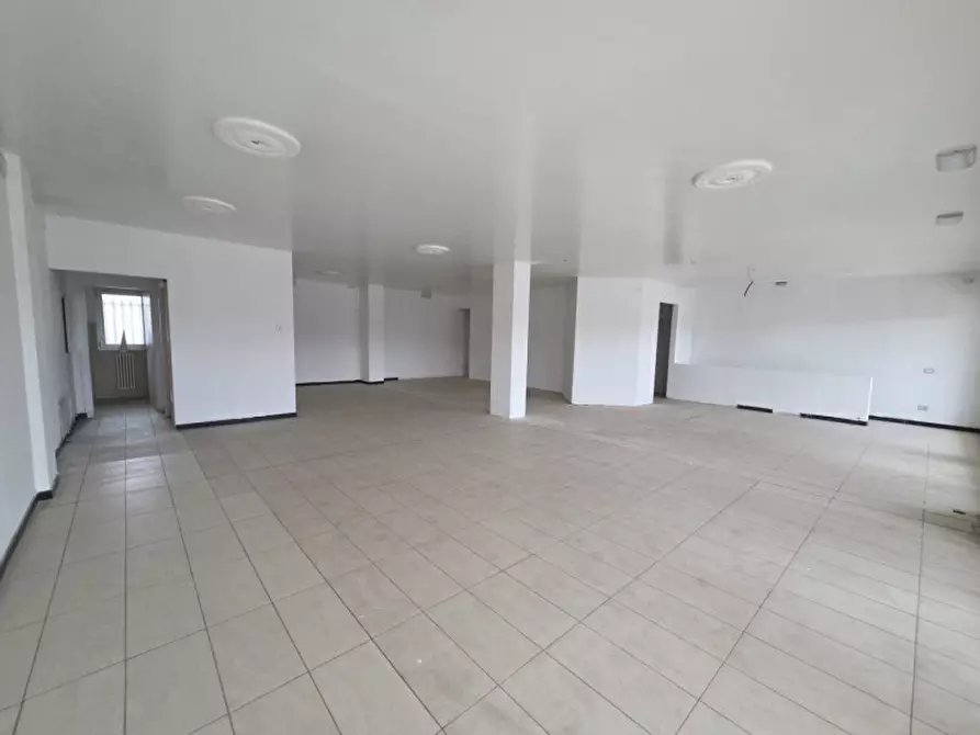 Immagine 2 di Negozio in vendita  in via Aldo Moro 369 a Olbia