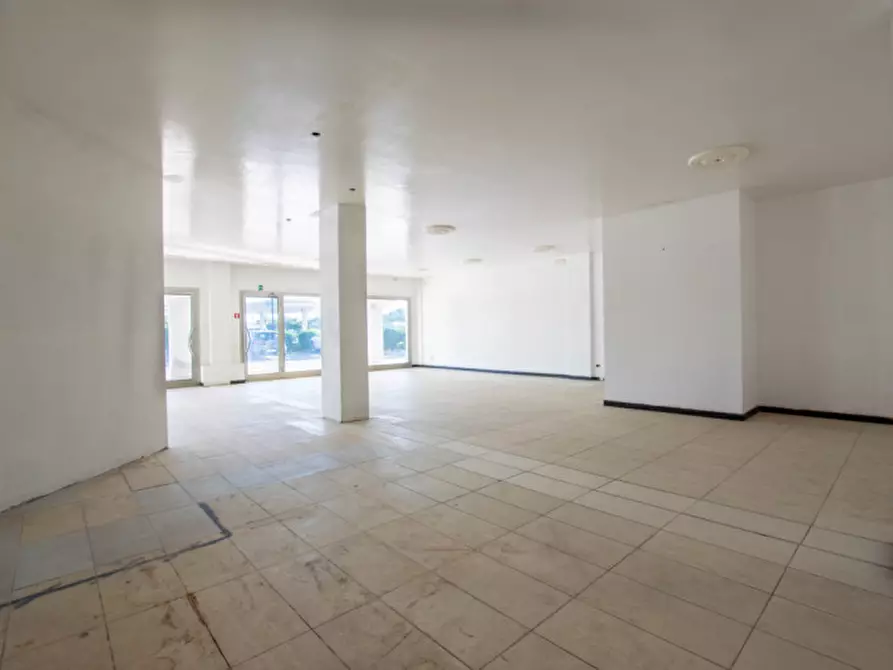 Immagine 4 di Negozio in vendita  in via Aldo Moro 369 a Olbia