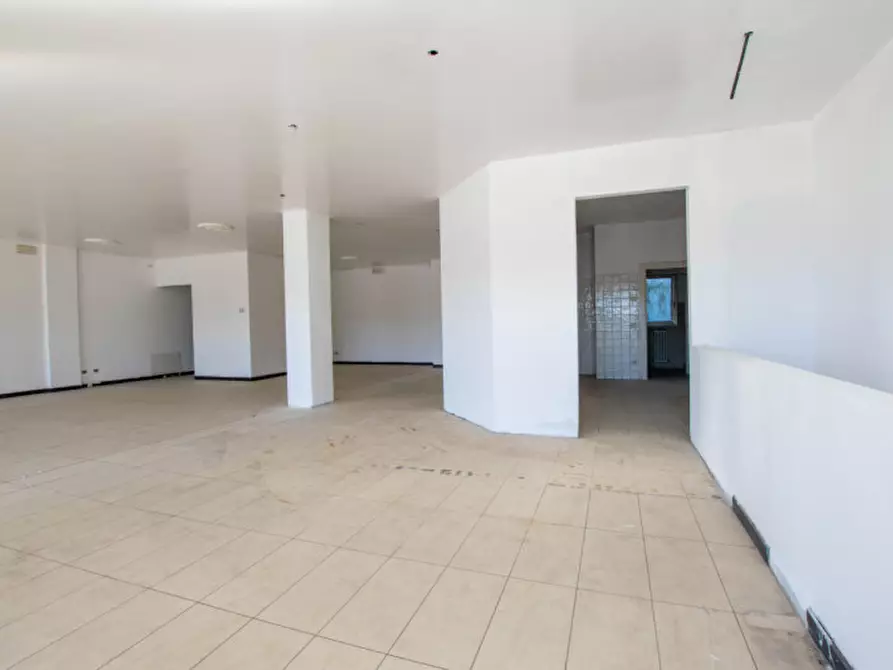 Immagine 5 di Negozio in vendita  in via Aldo Moro 369 a Olbia