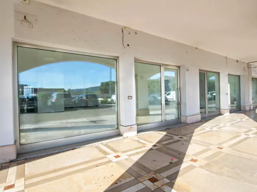 Immagine 6 di Negozio in vendita  in via Aldo Moro 369 a Olbia