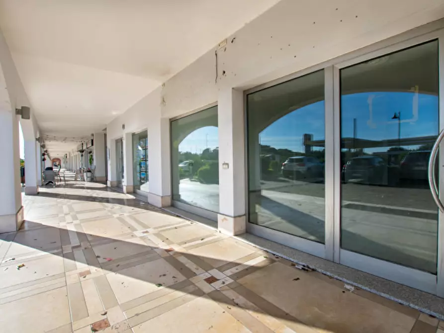 Immagine 7 di Negozio in vendita  in via Aldo Moro 369 a Olbia