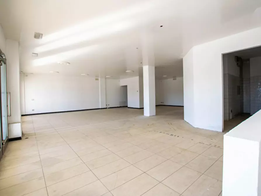 Immagine 9 di Negozio in vendita  in via Aldo Moro 369 a Olbia