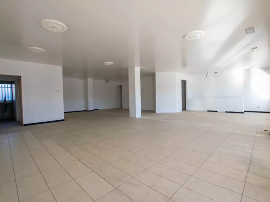 Immagine 10 di Negozio in vendita  in via Aldo Moro 369 a Olbia