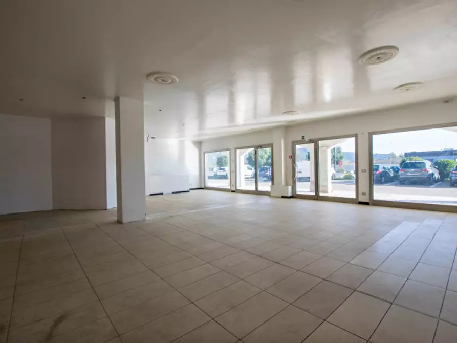 Immagine 12 di Negozio in vendita  in via Aldo Moro 369 a Olbia