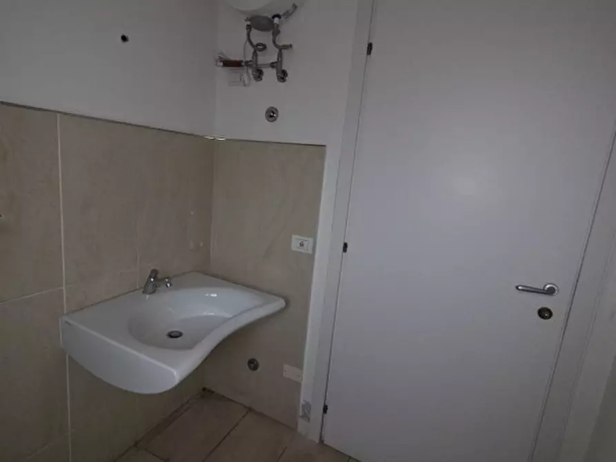 Immagine 14 di Negozio in vendita  in via Aldo Moro 369 a Olbia