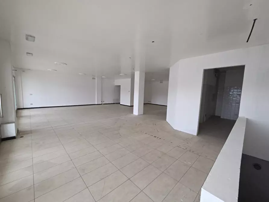 Immagine 16 di Negozio in vendita  in via Aldo Moro 369 a Olbia