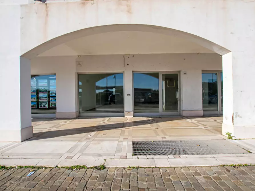 Immagine 20 di Negozio in vendita  in via Aldo Moro 369 a Olbia