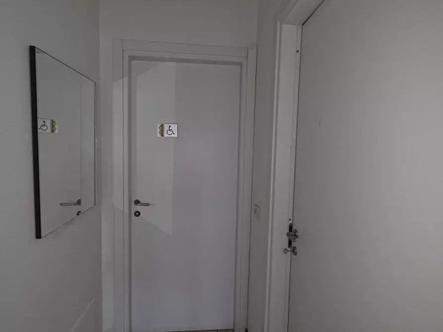 Immagine 22 di Negozio in vendita  in via Aldo Moro 369 a Olbia