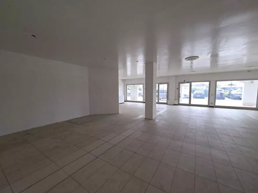 Immagine 23 di Negozio in vendita  in via Aldo Moro 369 a Olbia