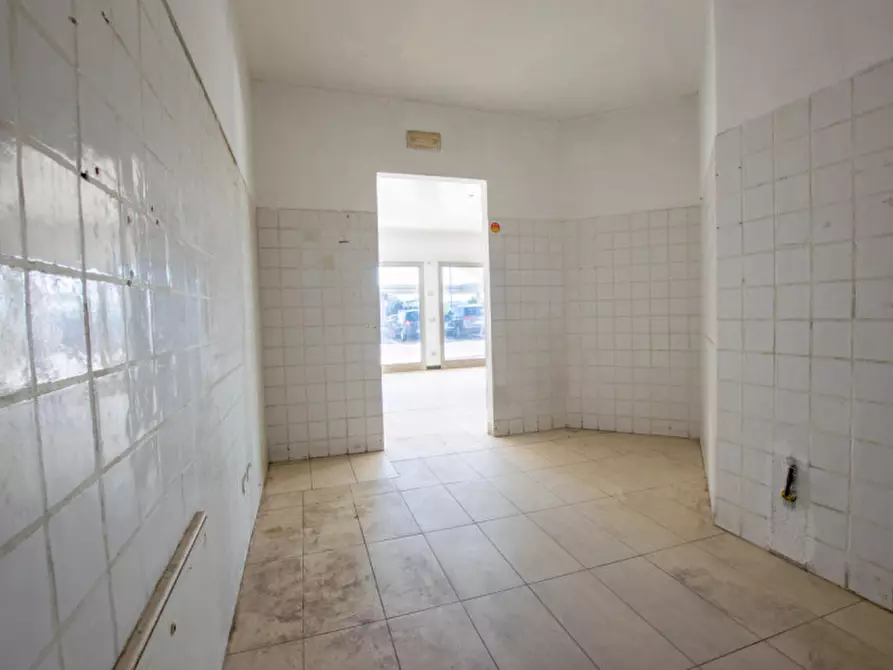 Immagine 24 di Negozio in vendita  in via Aldo Moro 369 a Olbia