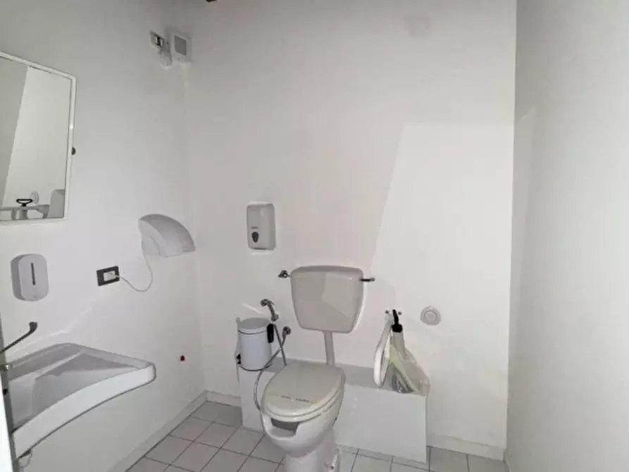 Immagine 12 di Negozio in affitto  in via giacomo matteotti a Este