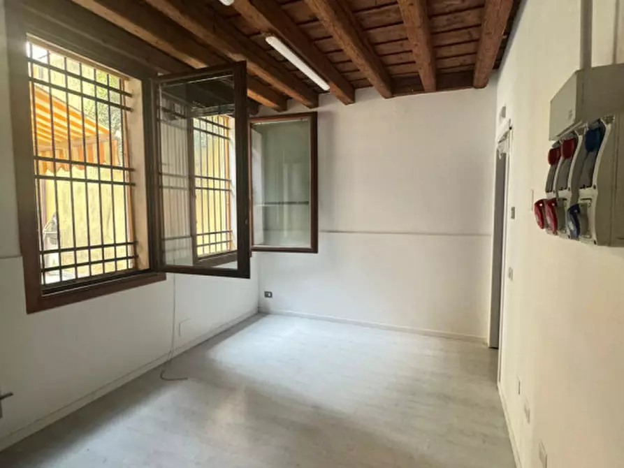 Immagine 19 di Negozio in affitto  in via giacomo matteotti a Este