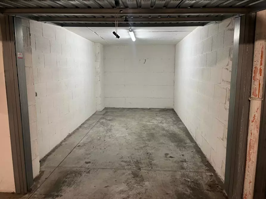 Immagine 1 di Garage in affitto  in Via Gregorio Settimo a Roma