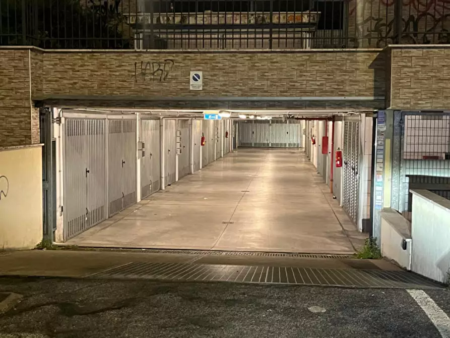 Immagine 2 di Garage in affitto  in Via Gregorio Settimo a Roma