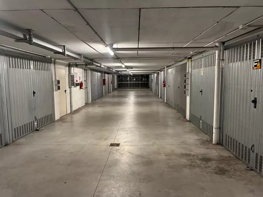 Immagine 4 di Garage in affitto  in Via Gregorio Settimo a Roma