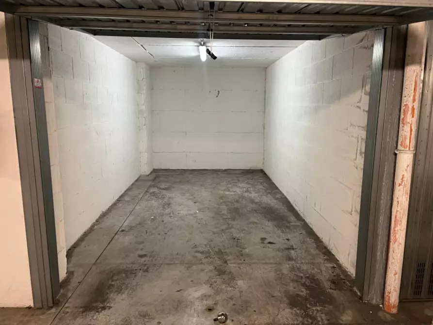 Immagine 5 di Garage in affitto  in Via Gregorio Settimo a Roma