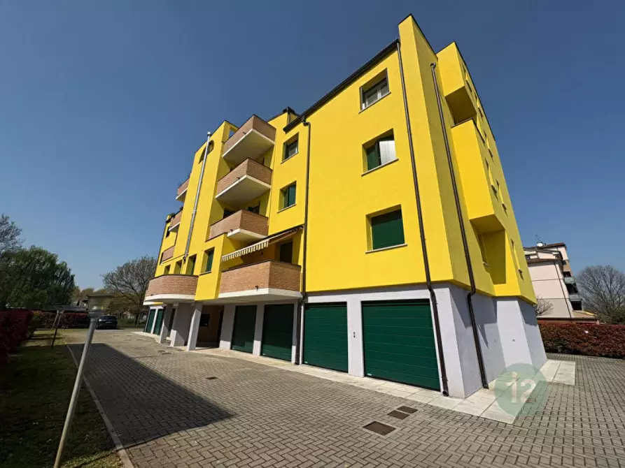 Immagine 1 di Appartamento in vendita  in Via Goffredo Mameli a Mirandola