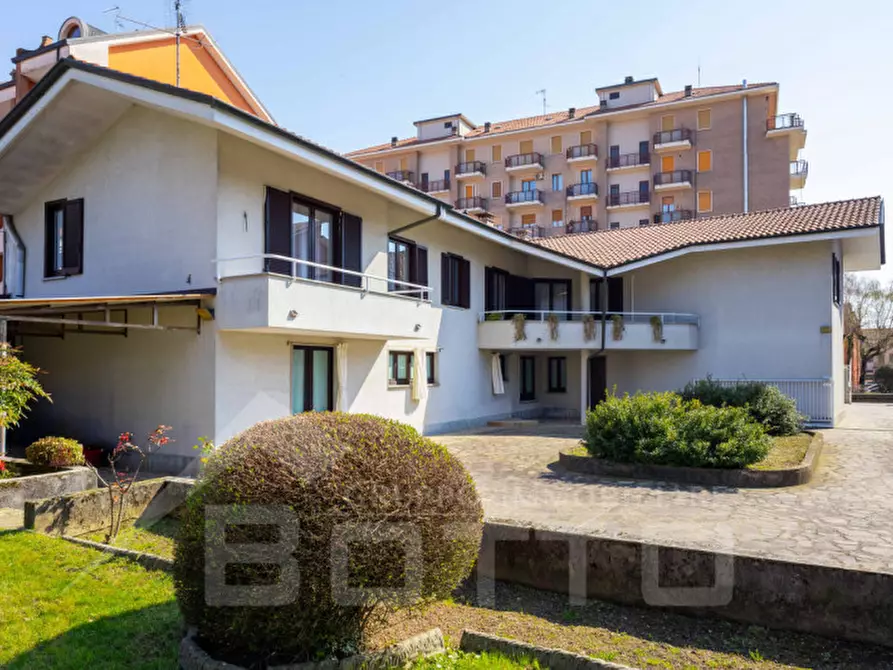 Immagine 1 di Villa in vendita  in Via Tevere n.11 a Oleggio