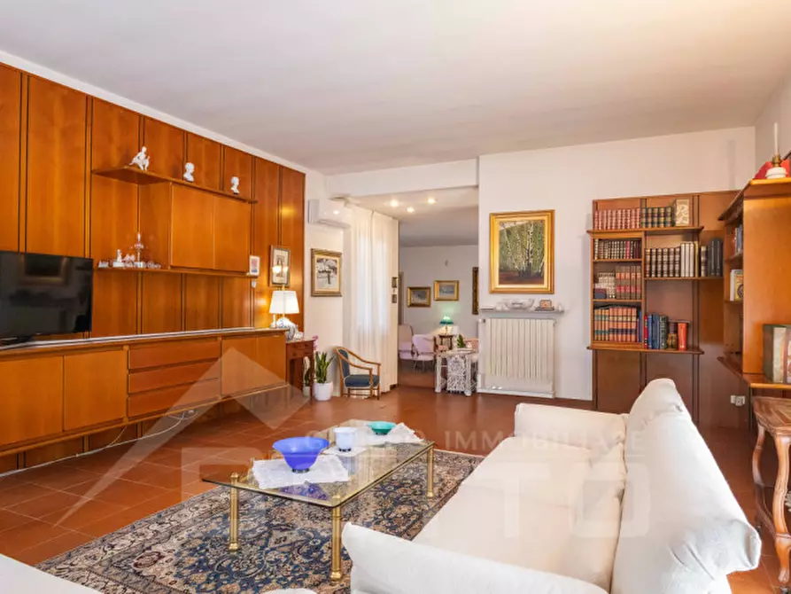 Immagine 2 di Villa in vendita  in Via Tevere n.11 a Oleggio